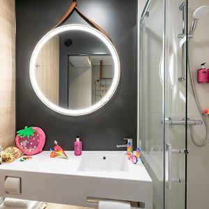 Moxy Sleeper Guest room 1 Queen
